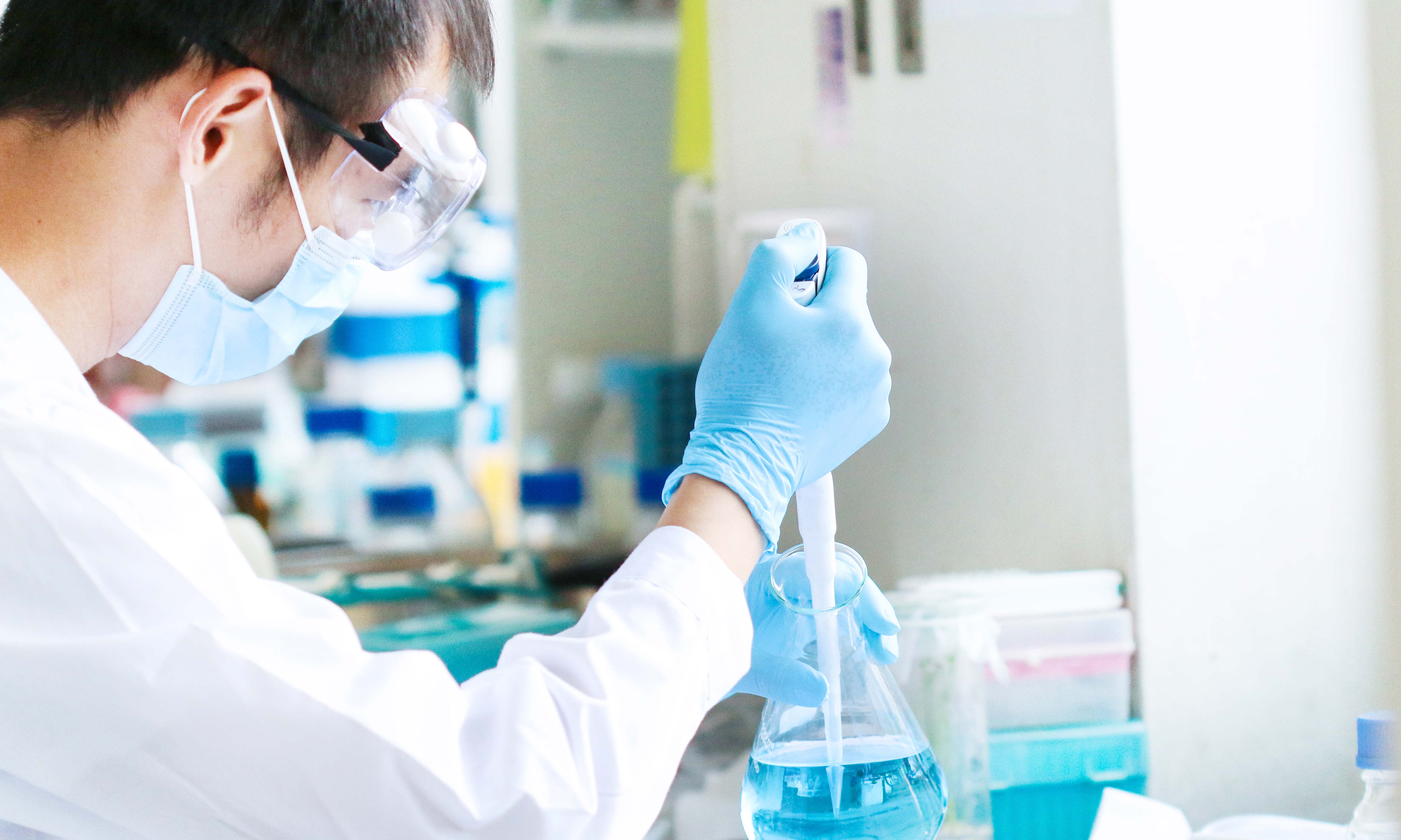 Determination of psoralen and isopsoralen in psoralen and determination of piperine in PIPERIS LONGI FRUCTUS by HPLC